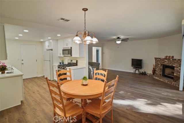 Detail Gallery Image 5 of 34 For 19380 Anzel Cir, Newhall,  CA 91321 - 2 Beds | 2 Baths