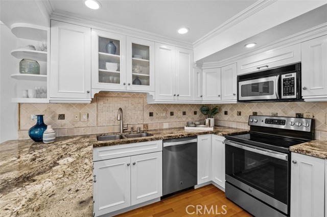 Detail Gallery Image 12 of 30 For 525 Vista Flora, Newport Beach,  CA 92660 - 3 Beds | 2/1 Baths