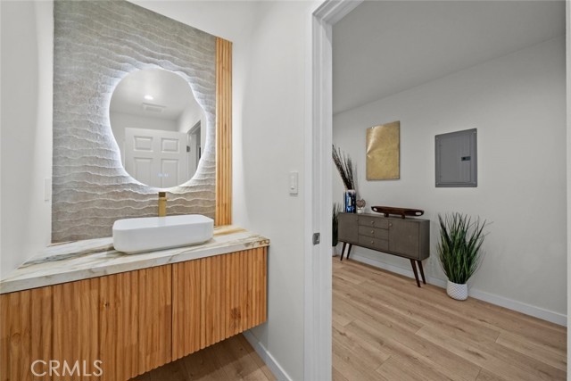 Detail Gallery Image 10 of 33 For 20356 Gresham St, Los Angeles,  CA 91306 - 4 Beds | 2/1 Baths