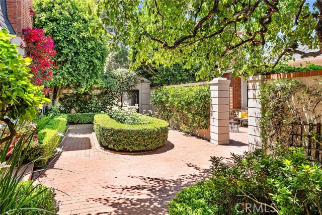 11053 Strathmore Drive, Westwood - Century City CA: https://media.crmls.org/medias/99e50ba7-52f2-4c54-8f20-f163ed2dcb50.jpg