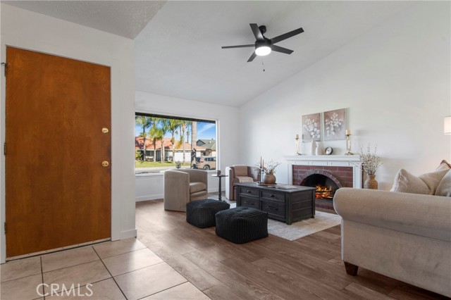 Detail Gallery Image 3 of 22 For 10716 Hollenbeck, Riverside,  CA 92505 - 3 Beds | 2 Baths