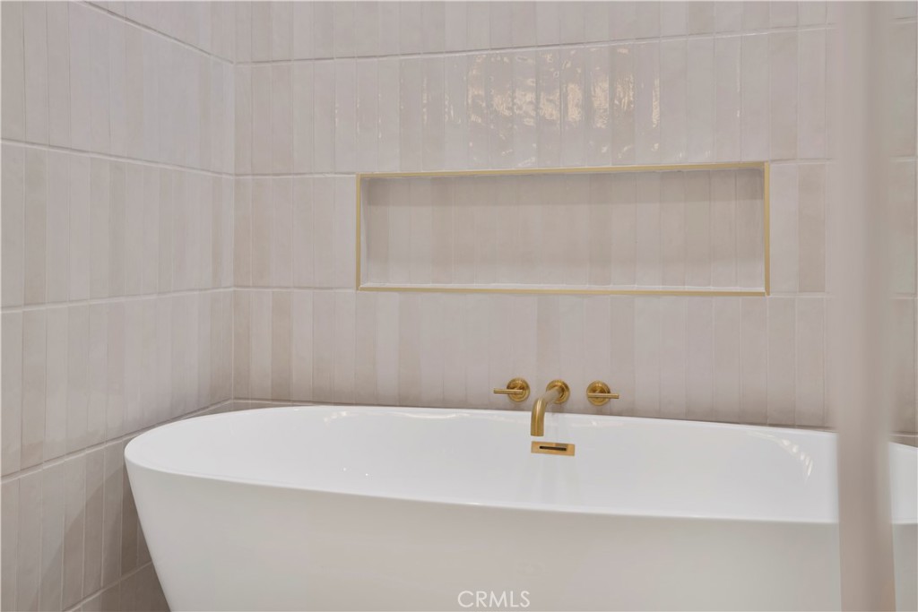 https://media.crmls.org/medias/99e7fedd-d411-4759-a849-9f10873c1403.jpg?preset=X-Large