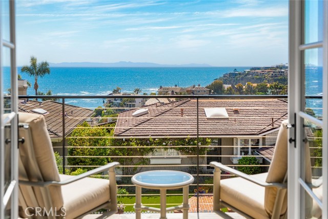 Detail Gallery Image 17 of 43 For 322 Emerald Bay, Laguna Beach,  CA 92651 - 6 Beds | 6/1 Baths