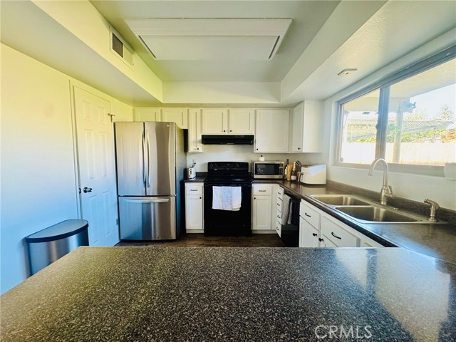 Detail Gallery Image 10 of 28 For 5308 Eastridge Ct, Bakersfield,  CA 93306 - 3 Beds | 2/1 Baths