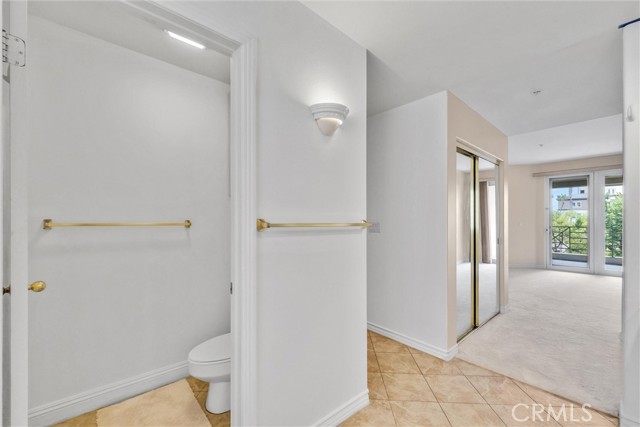 Image 21 of 40 For 2233 Martin  302