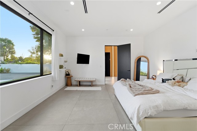 Detail Gallery Image 11 of 17 For 23227 Burbank Bld, Woodland Hills,  CA 91367 - 5 Beds | 5/1 Baths