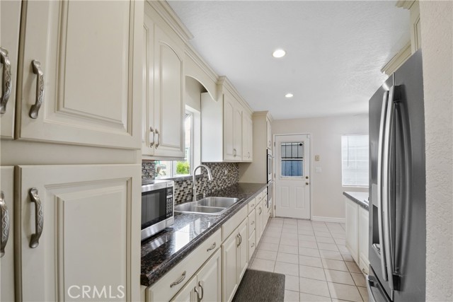 Detail Gallery Image 6 of 37 For 801 S Roanne, Anaheim,  CA 92804 - 4 Beds | 2 Baths