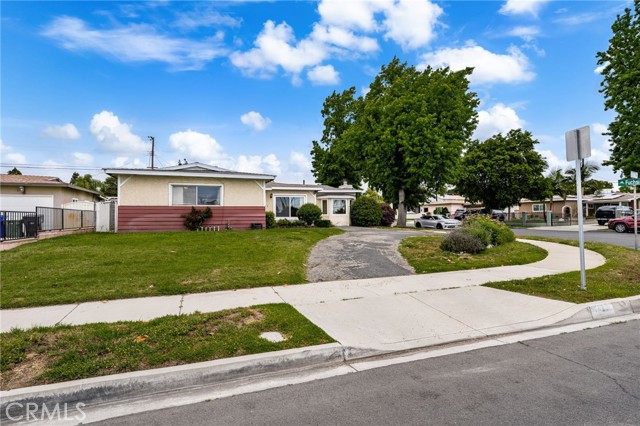 1320 W Flora Street, Ontario CA: https://media.crmls.org/medias/99f13c9d-7491-41e4-9a03-ce50f00e5b3a.jpg