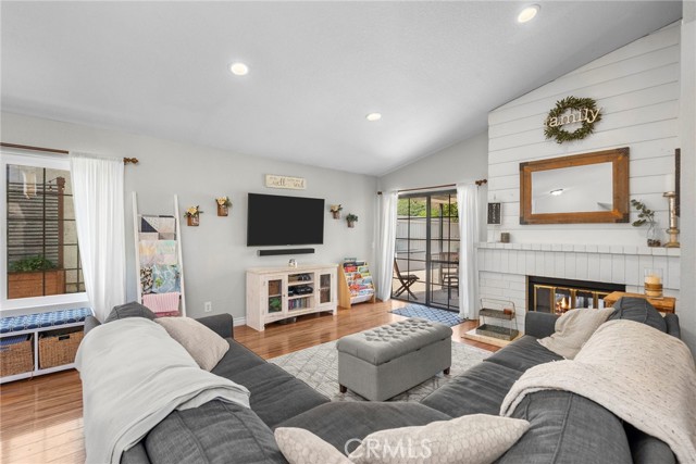 Detail Gallery Image 4 of 19 For 843 Links View Drive, Simi Valley,  CA 93065 - 2 Beds | 2 Baths