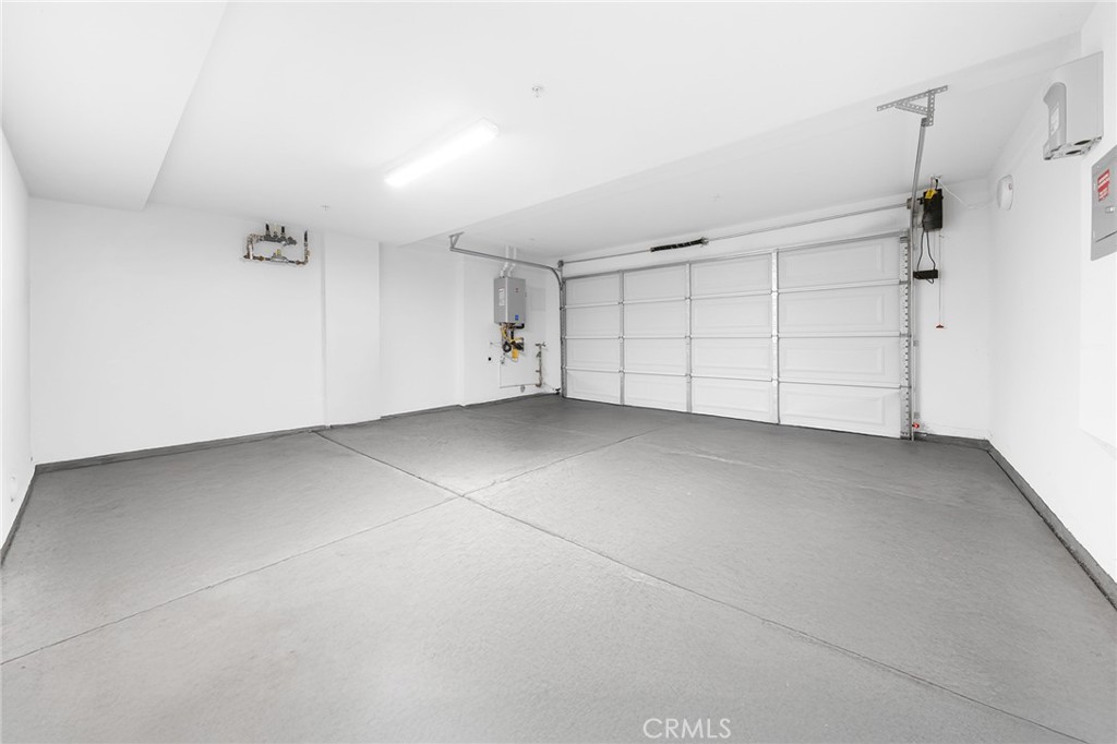 https://media.crmls.org/medias/99f5f0ad-27e1-4484-9a3d-196a6df0f0f6.jpg?preset=X-Large