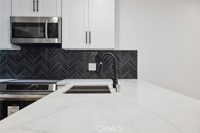 17000 Burbank Boulevard, Encino CA: https://media.crmls.org/medias/99f68811-932c-451b-b20e-26869125d895.jpg