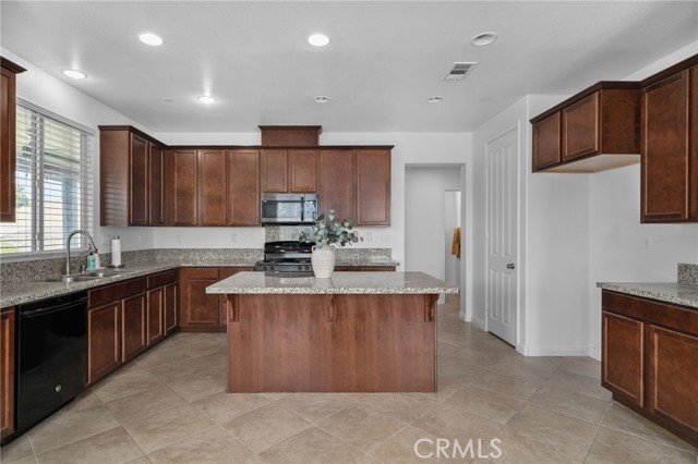 Detail Gallery Image 10 of 41 For 17704 Anise Dr, San Bernardino,  CA 92407 - 4 Beds | 2/1 Baths
