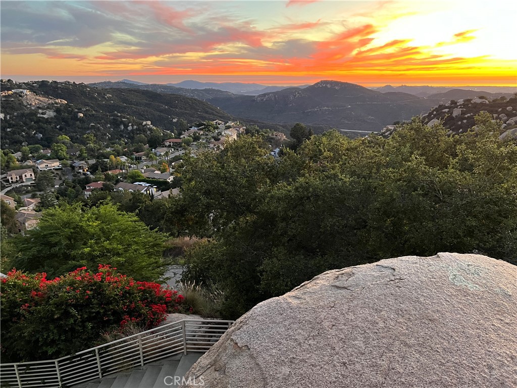 https://media.crmls.org/medias/99f8dc9e-4d3e-4851-92ad-8407491d8551.jpg?preset=X-Large