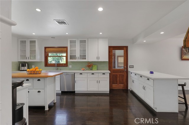 5866 Varna Avenue, Valley Glen CA: https://media.crmls.org/medias/99f9568e-b36a-4ddc-93eb-4b78e78fc89f.jpg