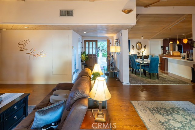 Detail Gallery Image 5 of 42 For 20528 Miranda Place, Woodland Hills,  CA 91367 - 3 Beds | 2 Baths