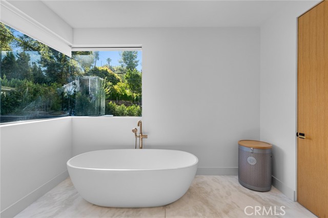 Detail Gallery Image 20 of 43 For 4191 Hayvenhurst Dr, Encino,  CA 91436 - 6 Beds | 6/1 Baths