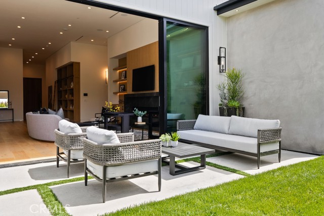 5727 Cahill Avenue, Tarzana CA: https://media.crmls.org/medias/99fc5128-e5bc-464e-8150-23fb0d5390b0.jpg