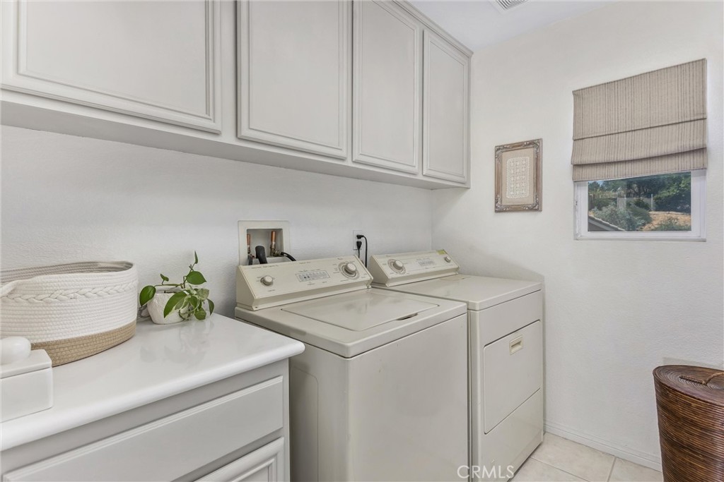 https://media.crmls.org/medias/99feb862-9c80-4871-9beb-6ce07c009b34.jpg?preset=X-Large