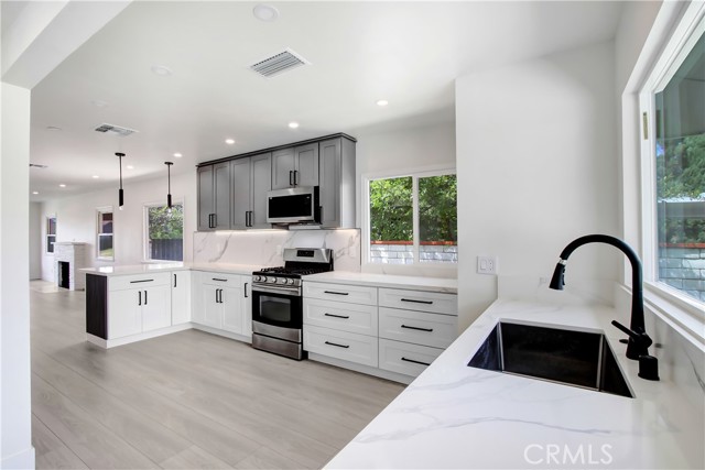 Detail Gallery Image 11 of 29 For 4061 Maplewood Pl, Riverside,  CA 92506 - 3 Beds | 2 Baths