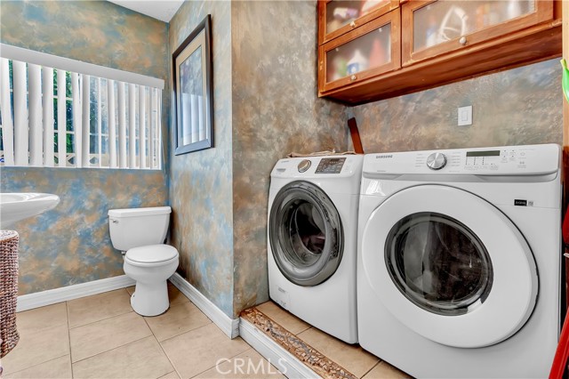 Detail Gallery Image 13 of 29 For 8557 Eucalyptus St, Downey,  CA 90242 - 4 Beds | 3 Baths