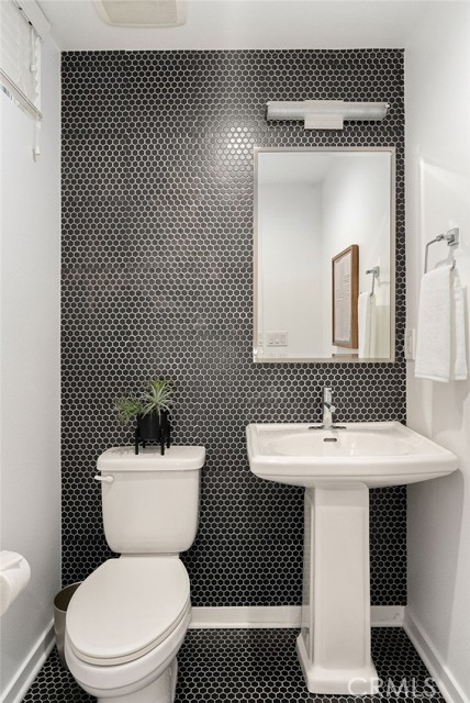608 Malibu, Costa Mesa CA: https://media.crmls.org/medias/9a07d5c6-4aac-4f2e-a349-70dabfef99cb.jpg