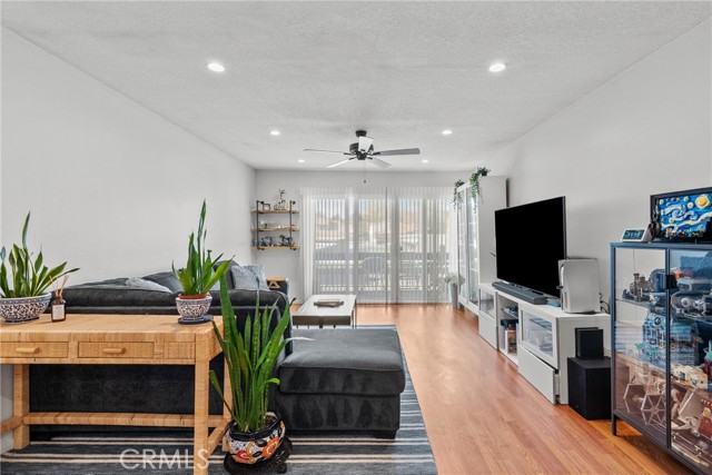 Detail Gallery Image 5 of 50 For 25736 Player Dr #R4,  Valencia,  CA 91355 - 2 Beds | 2 Baths