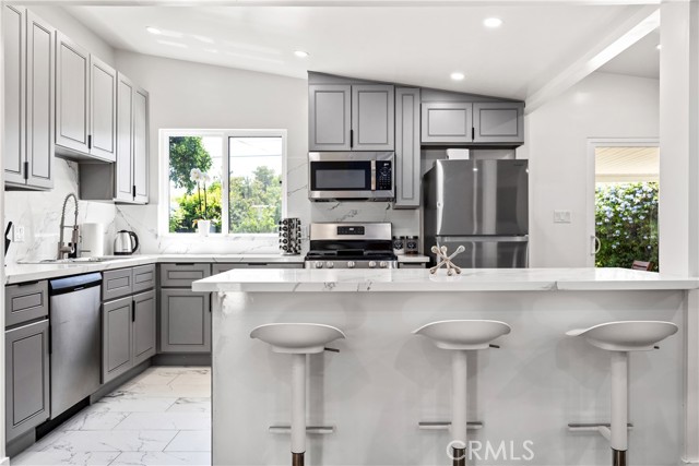 Detail Gallery Image 7 of 22 For 6535 Mary Ellen Ave, Valley Glen,  CA 91401 - 3 Beds | 2/1 Baths