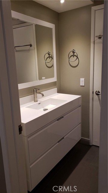 Detail Gallery Image 13 of 19 For 215 Lower Cliff Dr #D,  Laguna Beach,  CA 92651 - 1 Beds | 1 Baths