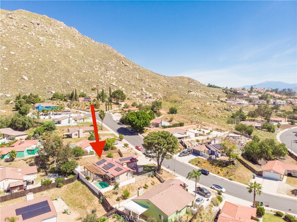https://media.crmls.org/medias/9a1481a2-6375-480b-b836-d941c00d09de.jpg?preset=X-Large