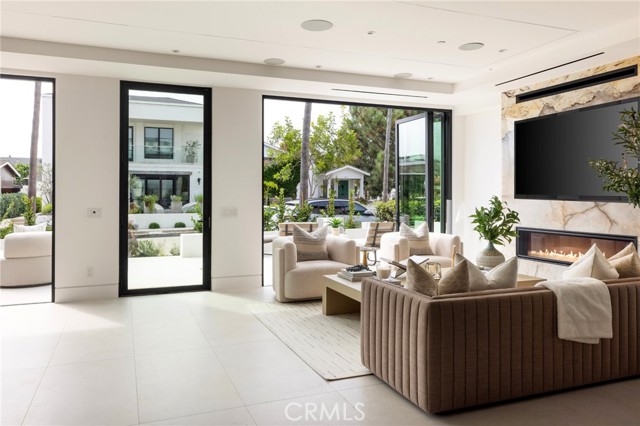 303 Goldenrod Avenue, Corona del Mar CA: https://media.crmls.org/medias/9a14cd58-2386-482b-8d50-577f5f6e8a93.jpg