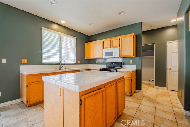 Detail Gallery Image 13 of 36 For 6349 Catania Ct, Palmdale,  CA 93552 - 6 Beds | 2/1 Baths