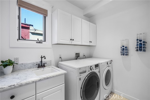 Detail Gallery Image 25 of 49 For 2464 Walnut Ave, Venice,  CA 90291 - 4 Beds | 3/1 Baths