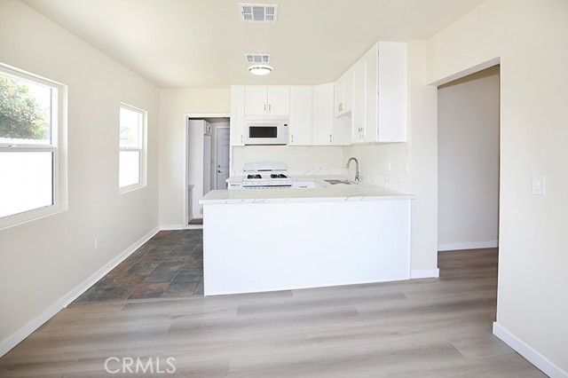 10709 Sherman Place, Sun Valley CA: https://media.crmls.org/medias/9a1681d5-72b2-44b7-8fc3-06a00e4a7b4f.jpg