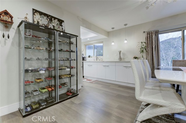 Detail Gallery Image 6 of 41 For 1881 Alpha Rd #17,  Glendale,  CA 91208 - 2 Beds | 3 Baths