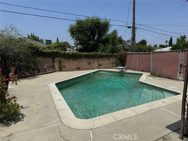 Detail Gallery Image 2 of 2 For 6627 Whitman Ave, Van Nuys,  CA 91406 - 4 Beds | 2 Baths