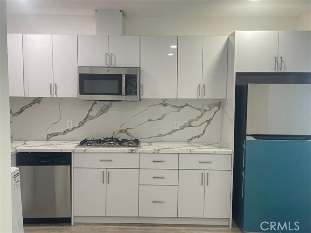 Detail Gallery Image 4 of 17 For 4914 Hesperia, Encino,  CA 91316 - 2 Beds | 2 Baths