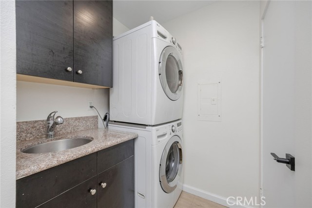 Detail Gallery Image 9 of 28 For 18110 Killion St #2,  Tarzana,  CA 91356 - 3 Beds | 2/1 Baths