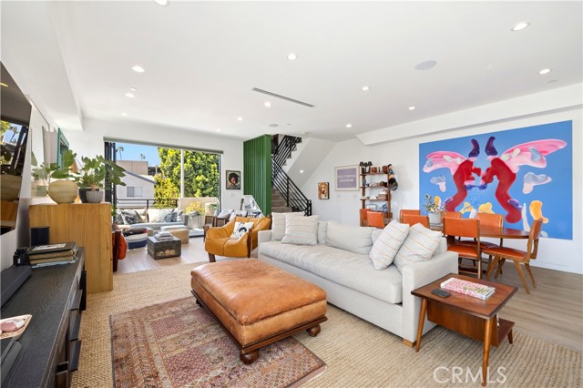 922 N Ridgewood Pl, Los Angeles CA: https://media.crmls.org/medias/9a1f985a-8dfb-44b1-a3e9-400db00047d2.jpg