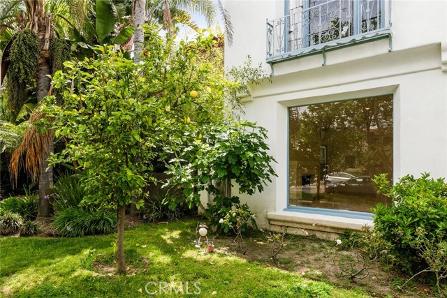 1119 S S Crescent Heights Boulevard, Los Angeles CA: https://media.crmls.org/medias/9a2372ac-d7d0-4b5c-8937-d9d198ca9812.jpg