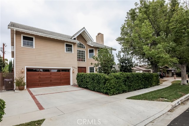 Detail Gallery Image 2 of 31 For 4950 Dobkin Ave, Tarzana,  CA 91356 - 5 Beds | 4/1 Baths