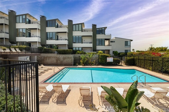431 Camino De Las Colinas, Redondo Beach CA: https://media.crmls.org/medias/9a28f5cf-d86d-4ad4-8c39-61fdabcc1df7.jpg