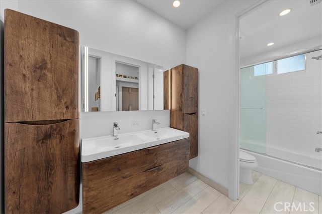 2214 Warfield Avenue, Redondo Beach, California 90278, 4 Bedrooms Bedrooms, ,3 BathroomsBathrooms,Residential,Sold,Warfield,SB24110583