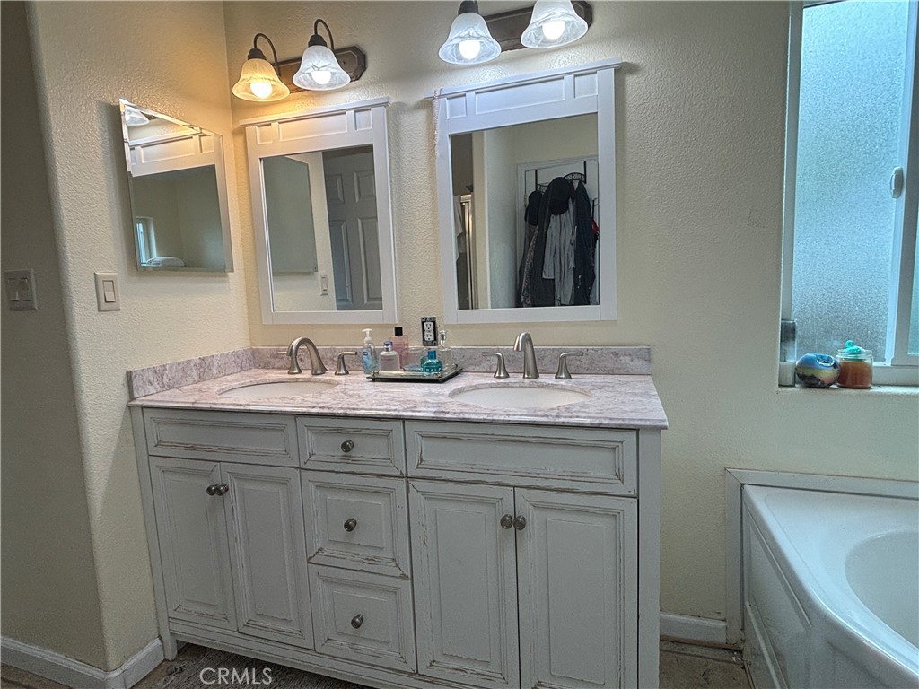 https://media.crmls.org/medias/9a2d27e5-21c8-4755-937a-8fb61e8f3008.jpg?preset=X-Large