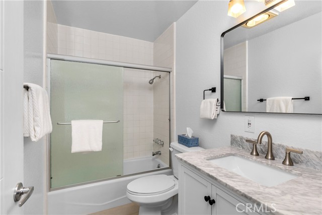 713 4th Street, Hermosa Beach, California 90254, 3 Bedrooms Bedrooms, ,3 BathroomsBathrooms,Residential,Sold,4th,SB23122818