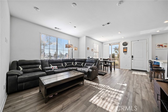 Detail Gallery Image 3 of 11 For 981 W Clover, Rialto,  CA 92376 - 3 Beds | 2/1 Baths