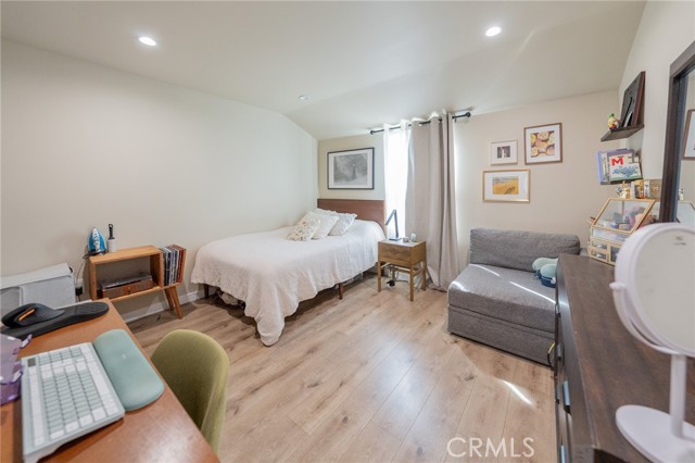 9720 Hayvenhurst photo 21