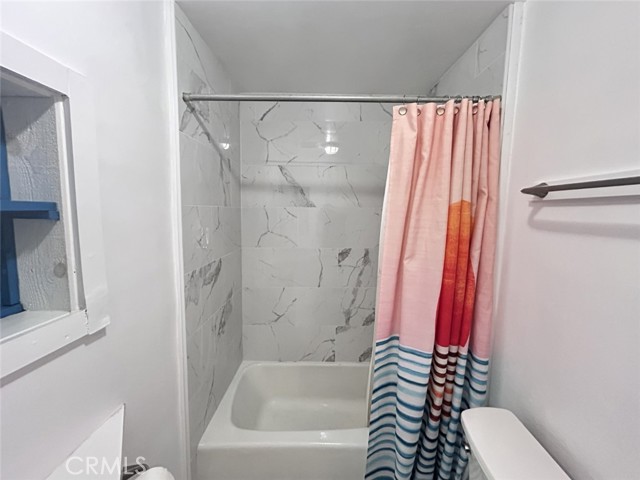 Detail Gallery Image 17 of 26 For 1450 Country Club Dr, Burbank,  CA 91501 - 1 Beds | 1 Baths
