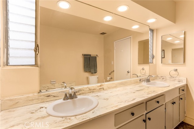 Detail Gallery Image 13 of 32 For 615 E Olive a,  Burbank,  CA 91501 - 2 Beds | 2 Baths