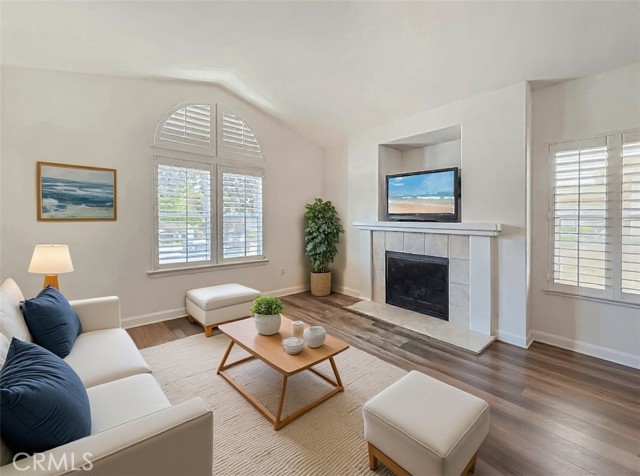 Detail Gallery Image 10 of 52 For 2037 Freesia Ave, Simi Valley,  CA 93063 - 2 Beds | 2/1 Baths