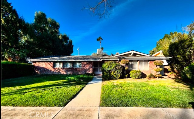 Detail Gallery Image 1 of 13 For 20553 Oxnard St, Woodland Hills,  CA 91367 - 3 Beds | 2 Baths